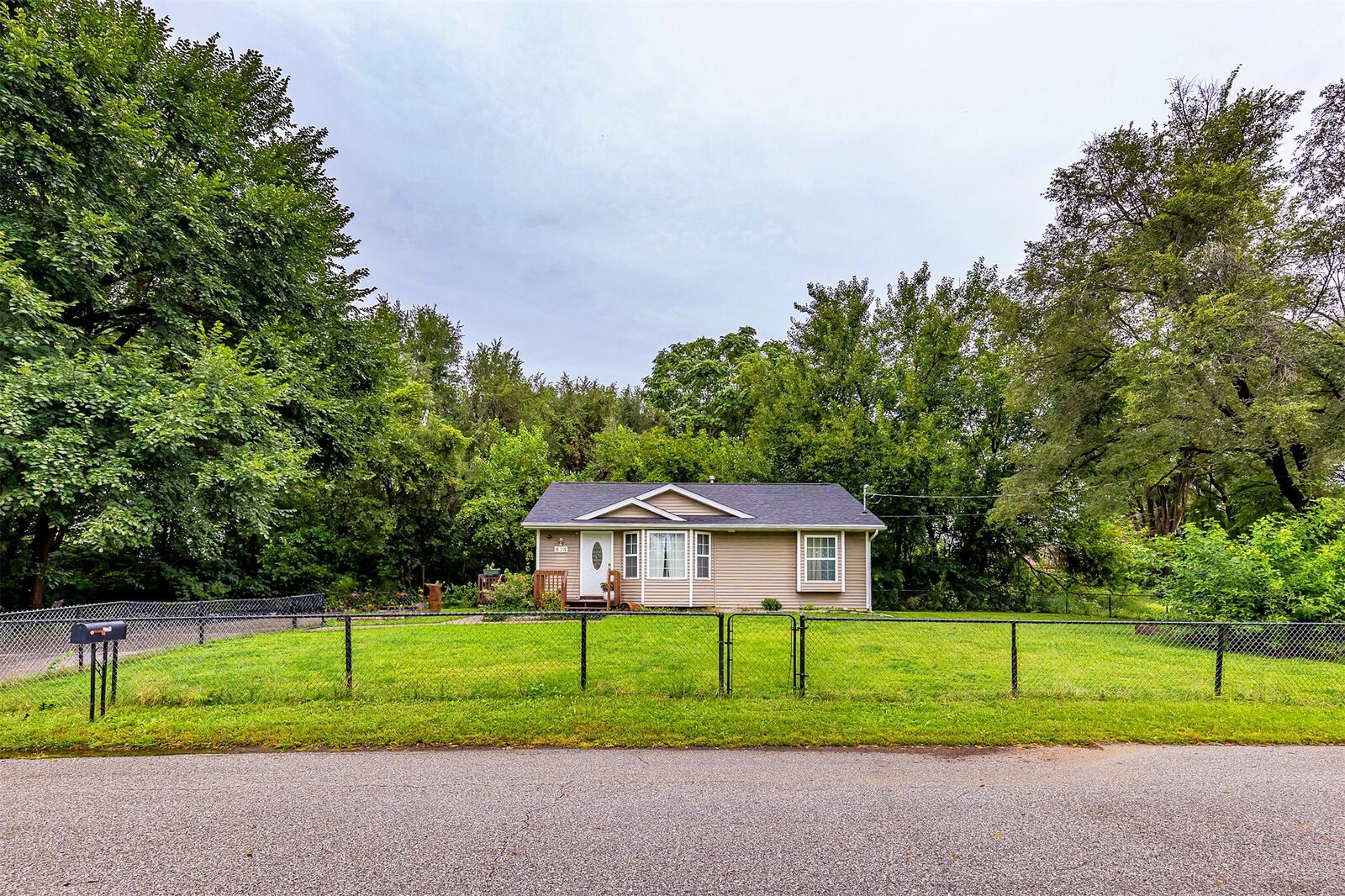 Property Photo: 624 SE 8th Street IA 50309