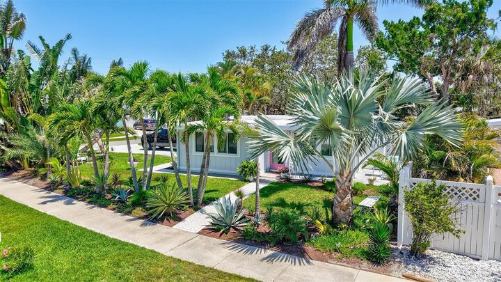 Property Photo:  643 Calle Del Otono  FL 34242 