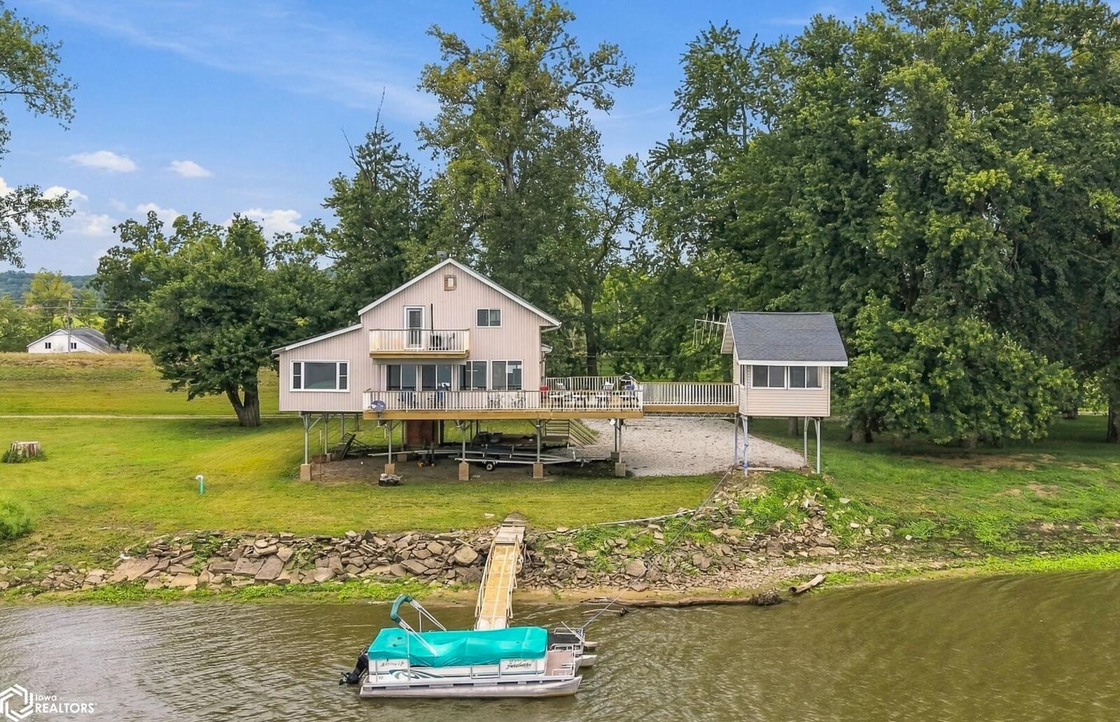 Property Photo:  310 Edgewater Beach Road  IA 52601 