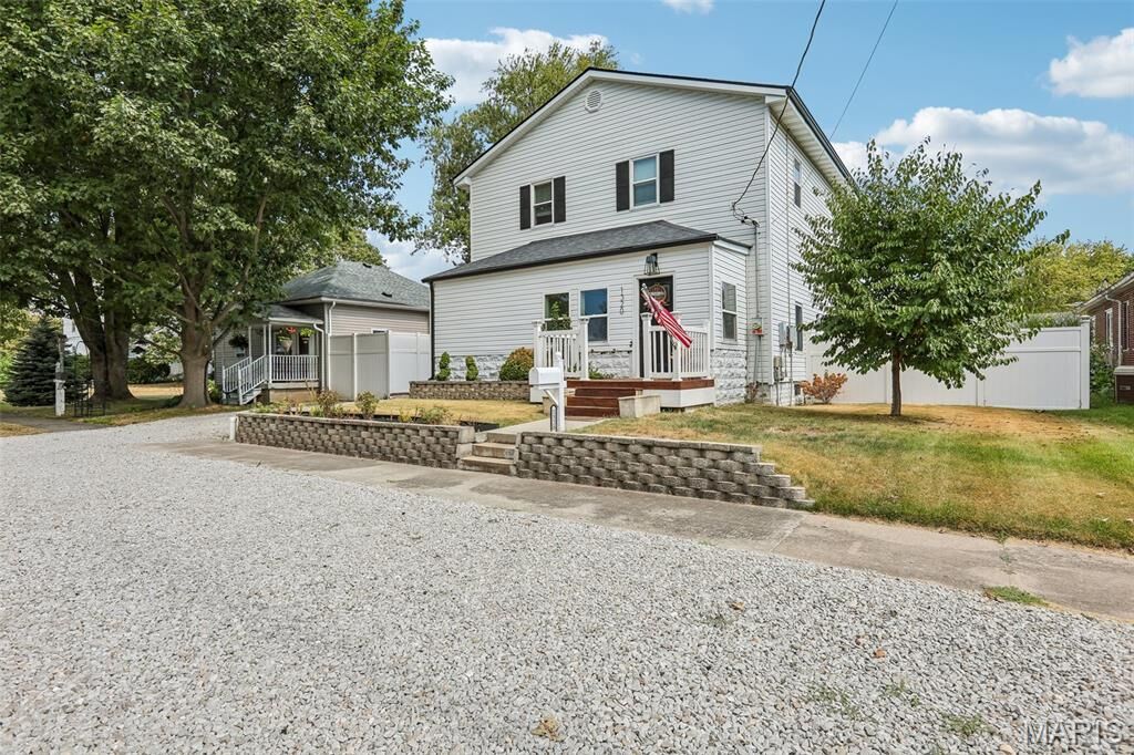Property Photo:  1320 N Monroe Street  IL 62056 