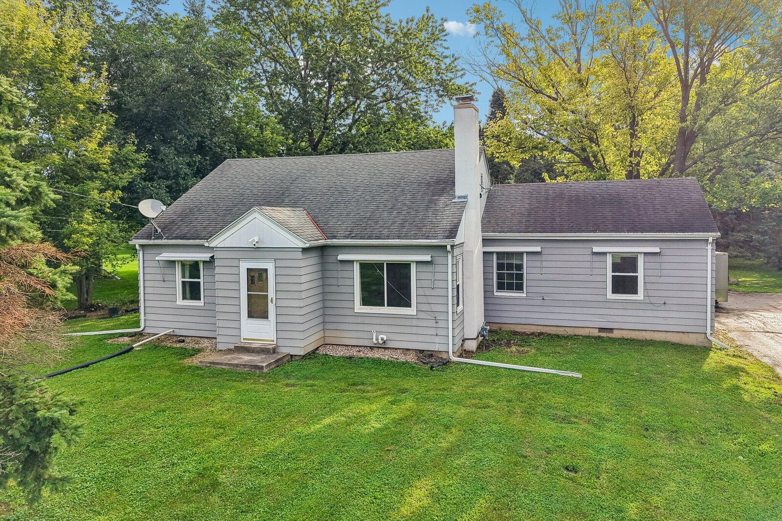 Property Photo: W279n1666 Prospect Ave WI 53072