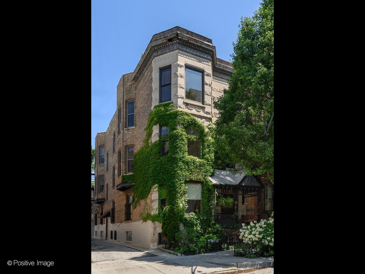 Property Photo: 230 W Saint Paul Avenue IL 60614