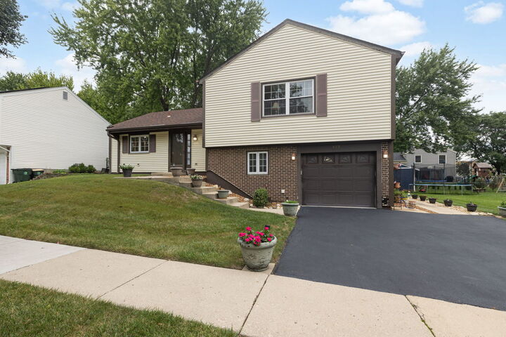 Property Photo: 137 Sherman Court IL 60103