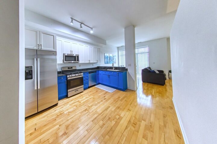 Property Photo:  4050 N Lincoln Avenue 202  IL 60618 