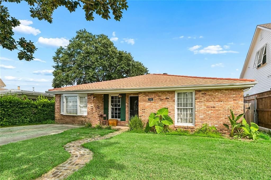Property Photo: 1105 Brockenbraugh Court LA 70005