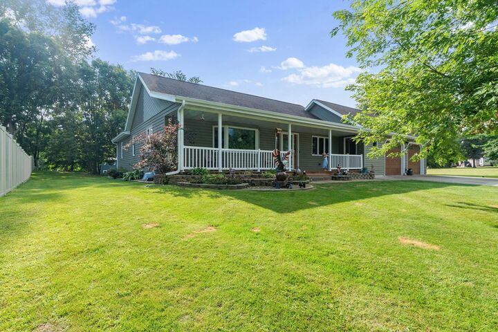 Property Photo:  901 Geneva Drive  MN 56308 
