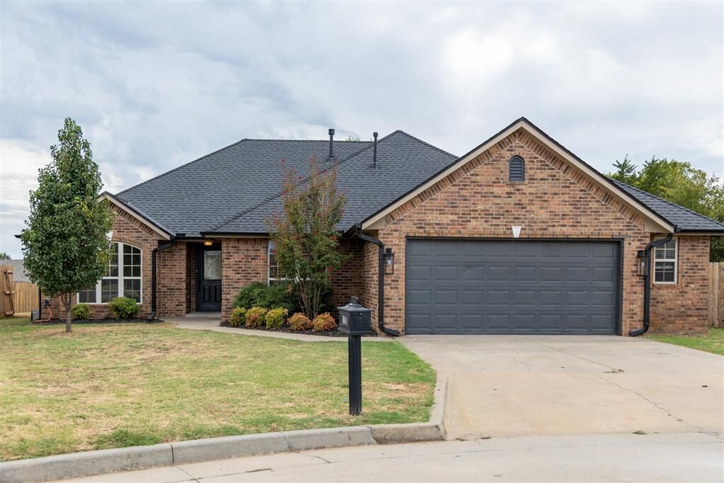 Property Photo:  2505 Sutton Court  OK 74804 