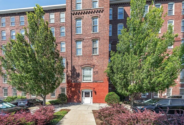 Property Photo:  52 Lawrence Dr M504  MA 01854 
