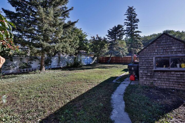Property Photo:  513 19 Street N  AB T1H 3K6 