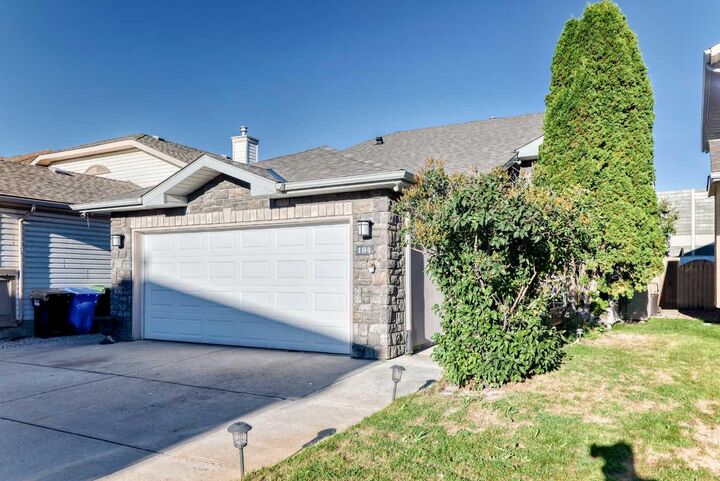 Property Photo:  184 Douglas Ridge Green SE  AB T2Z 2T4 