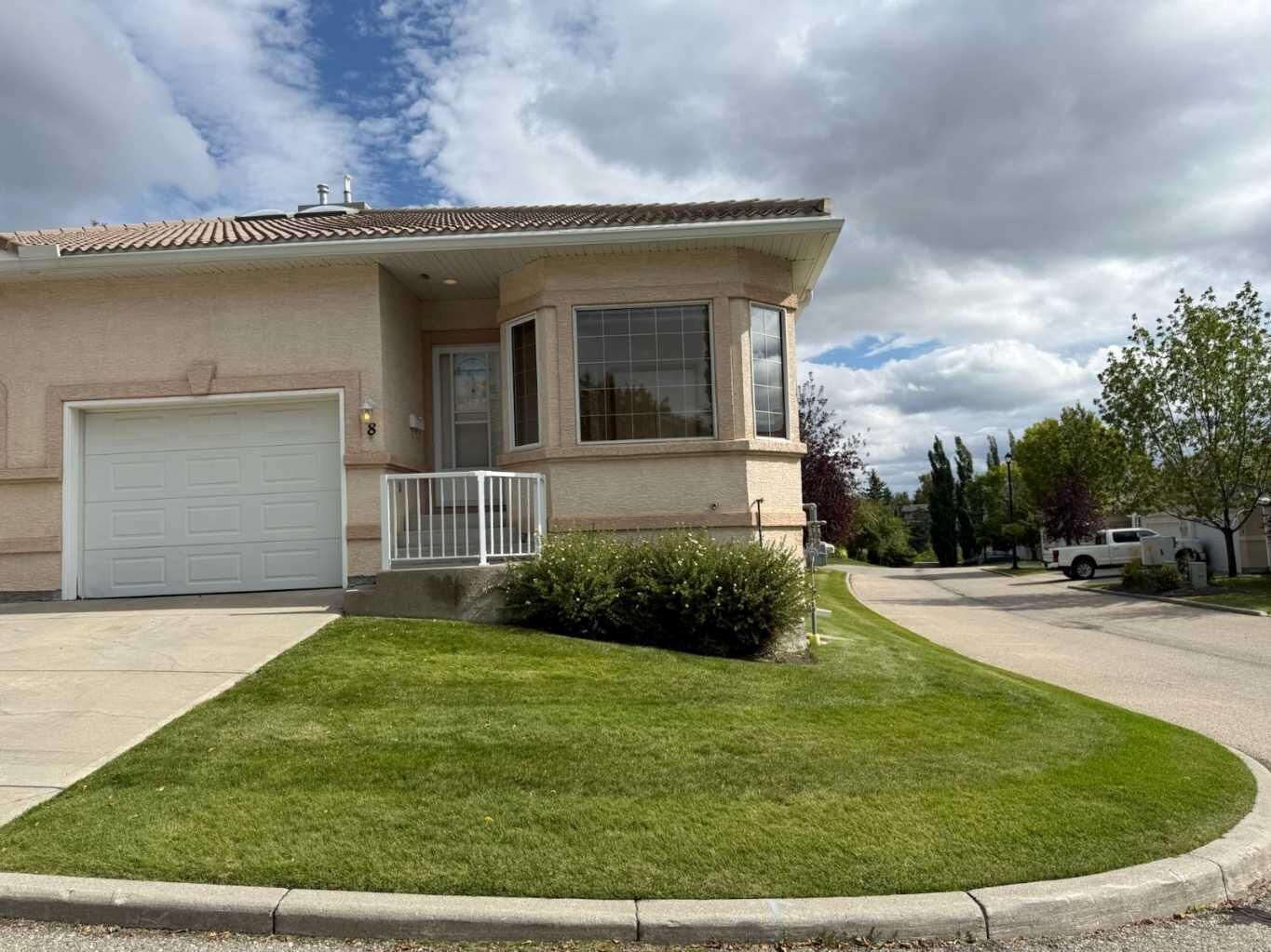 Property Photo:  8 Scimitar Rise NW  AB T3L 2C9 