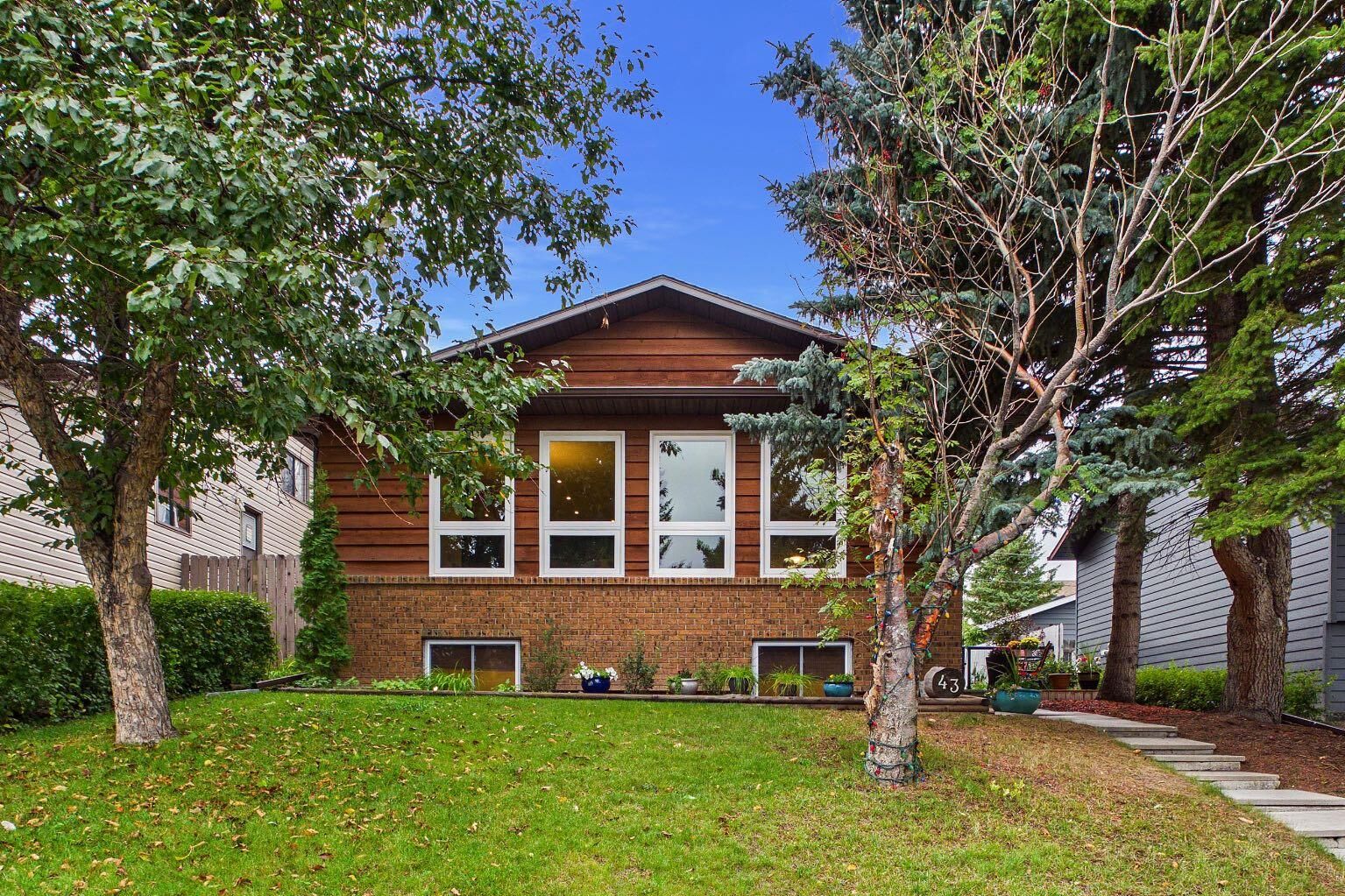 Property Photo:  43 Beaconsfield Rise NW  AB T3K 1X3 