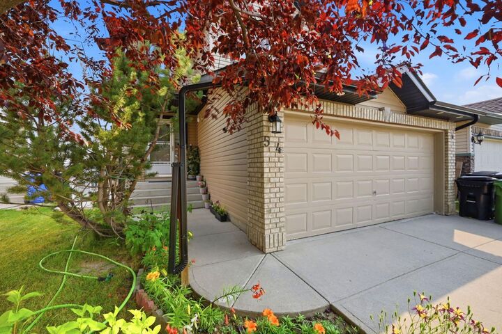 Property Photo:  54 Saddlecreek Crescent NE  AB T3J 4R9 