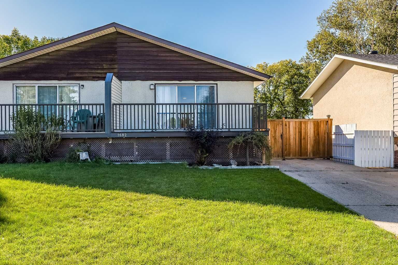 Property Photo:  1682 7 Avenue NE  AB T1C 1H9 