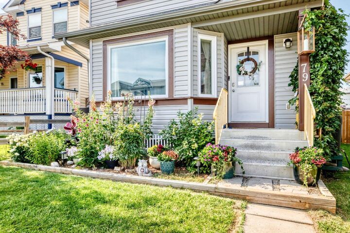 Property Photo:  79 Hidden Hills Way NW  AB T3A 5Y3 