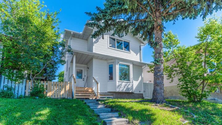 Property Photo:  15 Taraglen Court NE  AB T3J 2M6 