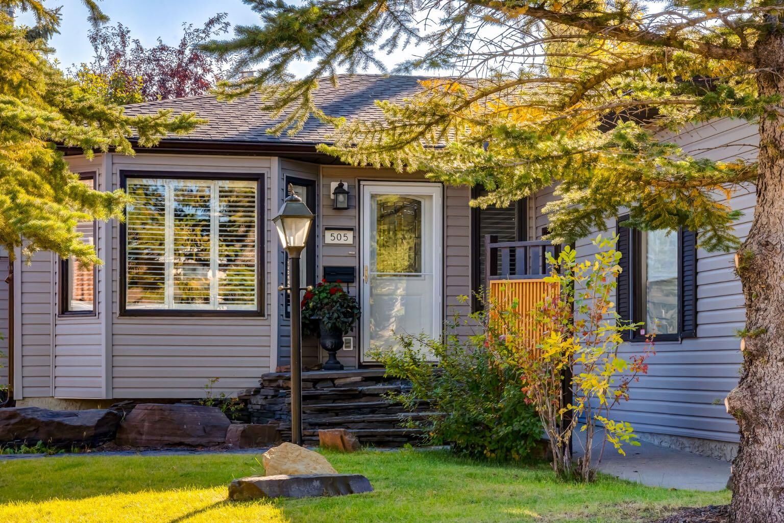 Property Photo:  505 Edgebank Place NW  AB T3A 4V6 