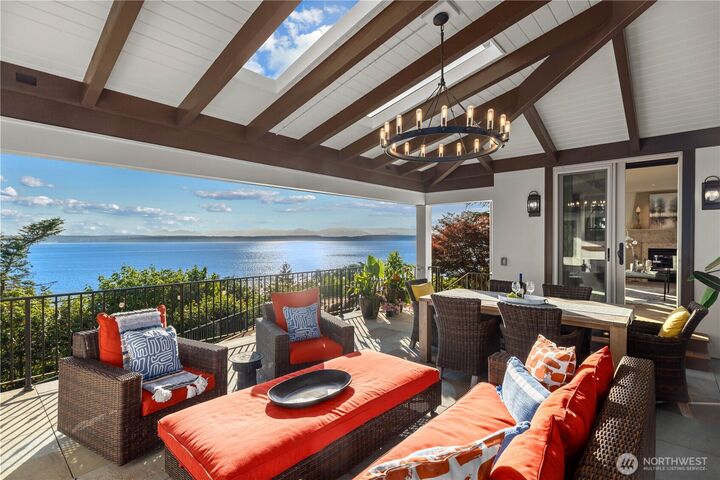 Property Photo:  2555  Magnolia Boulevard W  WA 98199 