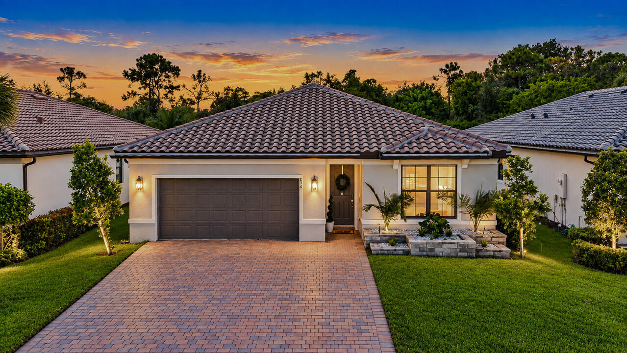 Property Photo:  532 SE Villandry Way  FL 34984 