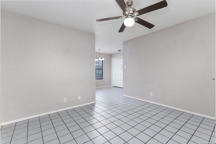 Property Photo: 927 W Formosa 4 TX 78221