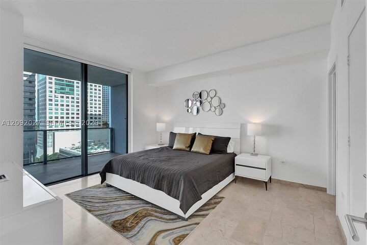 Property Photo: 88 SW 7th St 910 FL 33130
