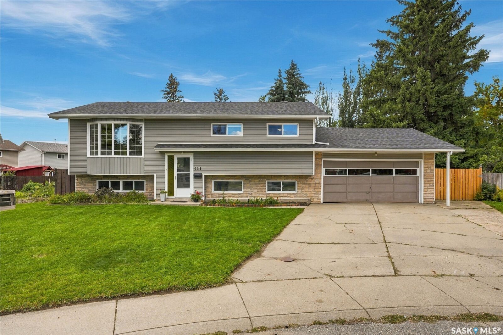Property Photo:  618 Priel Court  SK S7M 4K6 