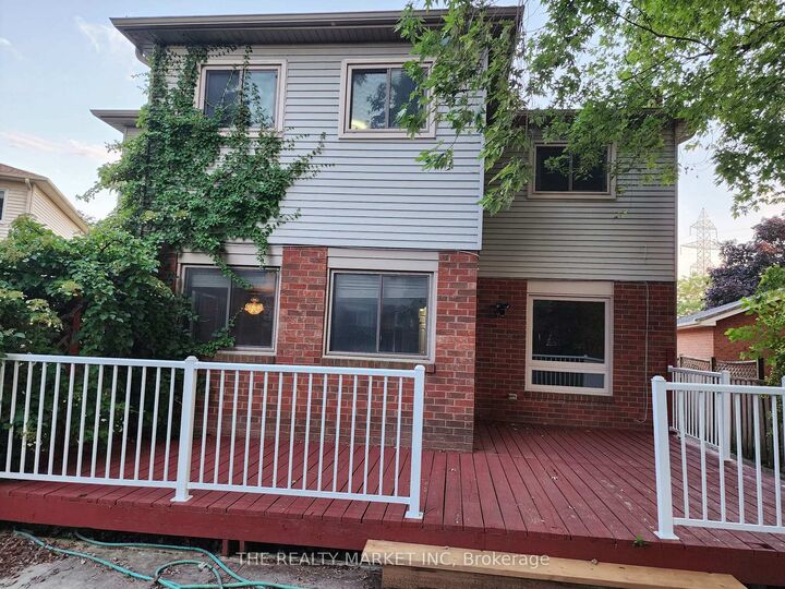 Property Photo:  102 William Stephenson Drive Room  ON L1N 8T1 