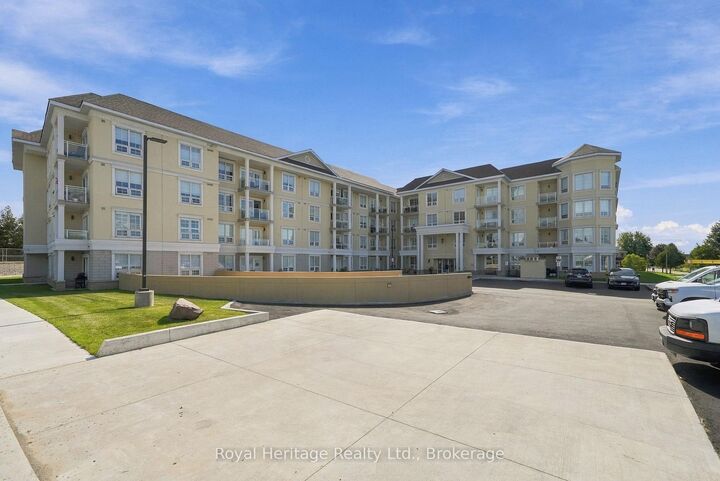 Property Photo:  21 Brookhouse Drive 106  ON L1B 0V4 