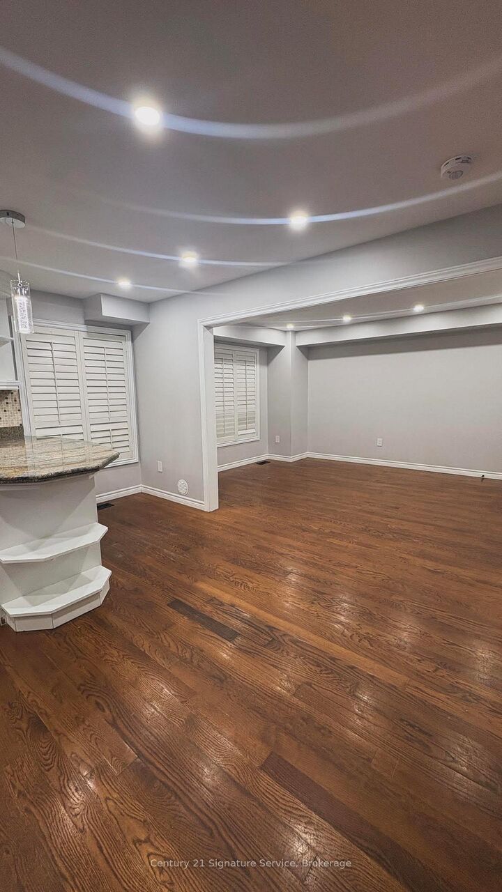 Property Photo:  28 Homeland Court Upper  ON L6S 1R8 