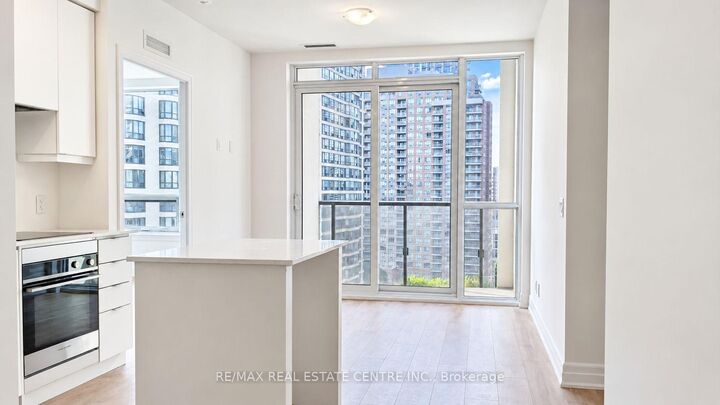 Property Photo:  30 Elm Drive W 1001  ON L5B 1L9 