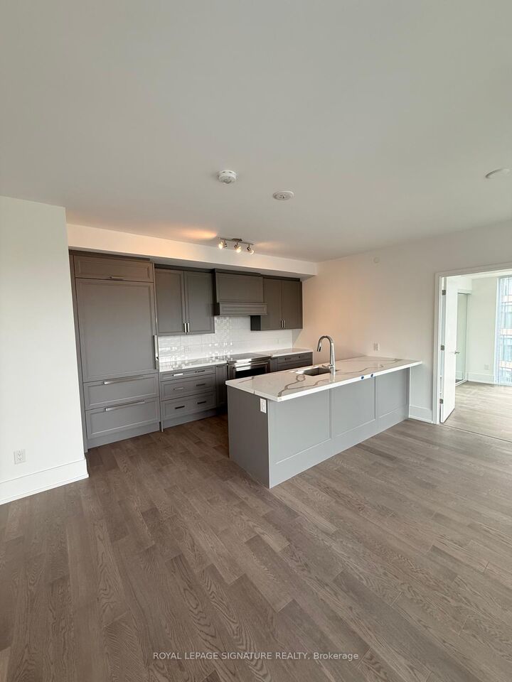 Property Photo:  2452 Bloor Street W 321  ON M6S 4E4 