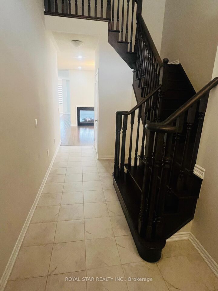 Property Photo:  121 Bonnieglen Farm Boulevard Upper  ON L7C 4B8 