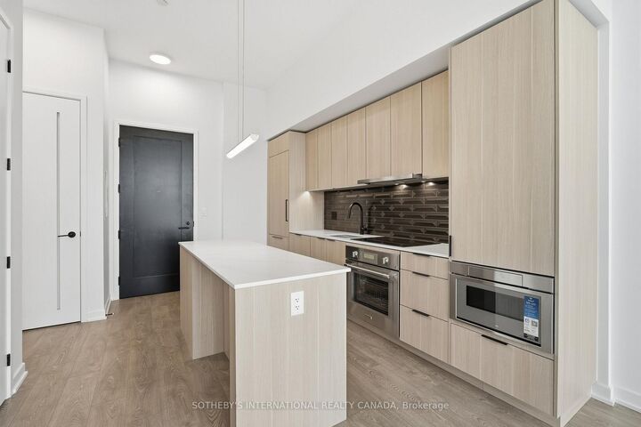 Property Photo: 88 Bathurst Street Ph01 ON M5V 0W8