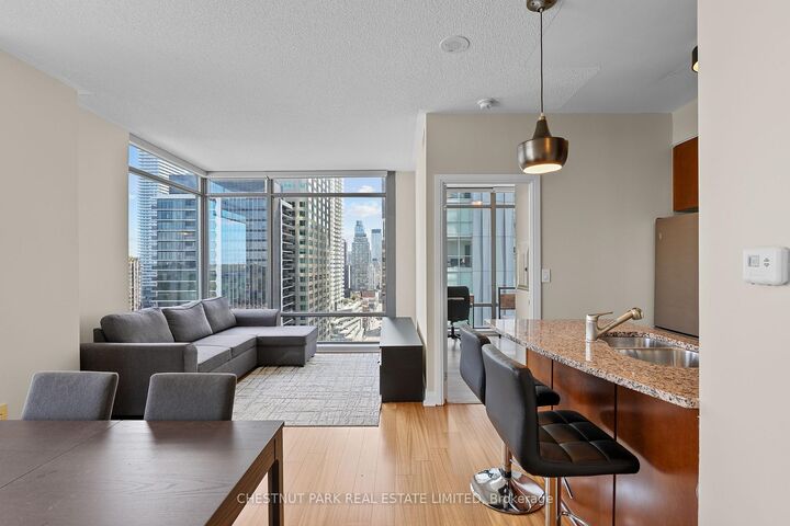 Property Photo:  18 Yorkville Avenue 2002  ON M4W 3Y8 