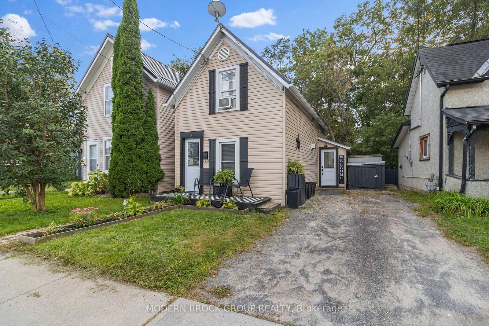 Property Photo: 8 Elm Street ON K6V 5M6