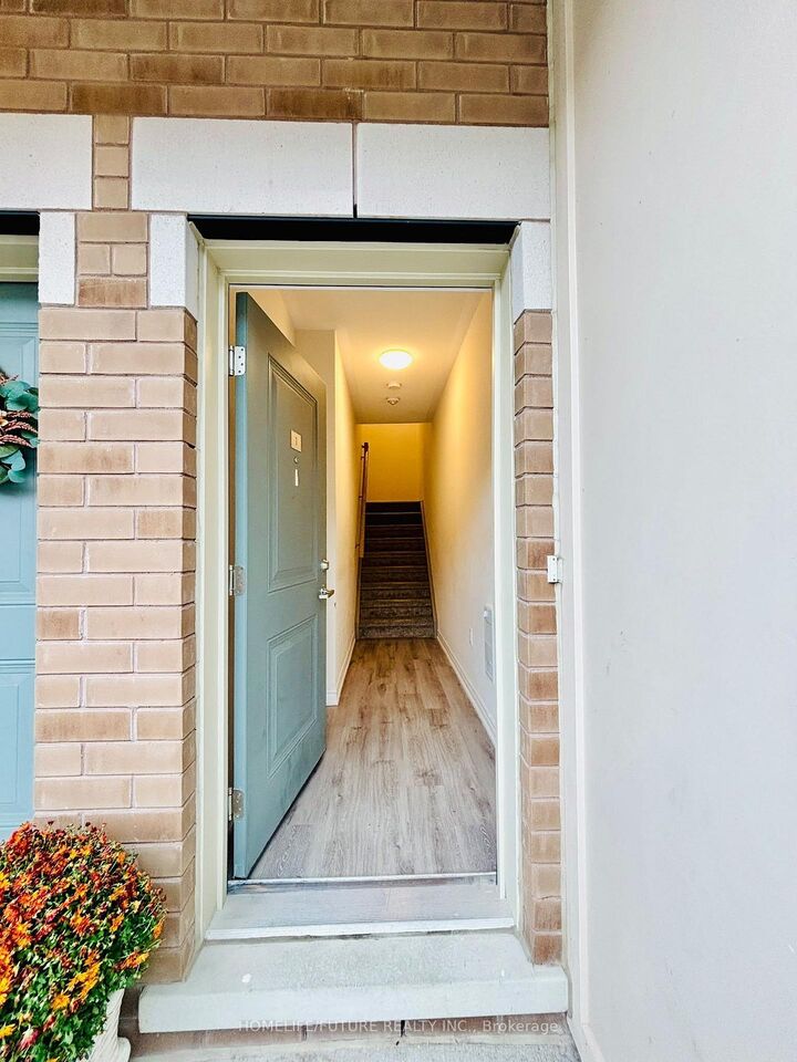 Property Photo:  475 Beresford Path 1  ON L1H 0B2 