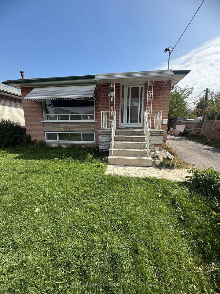 Property Photo:  3 Baybrook Crescent  ON M1H 2R5 