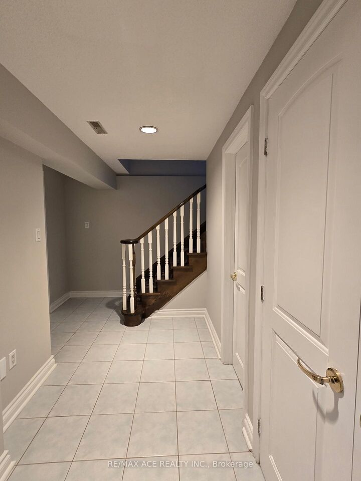 Property Photo:  25 Pilkington Crescent Bsmt  ON L4J 7J5 