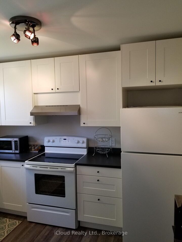 Property Photo: 795 Lakeshore Road E 2C ON L5E 1C8