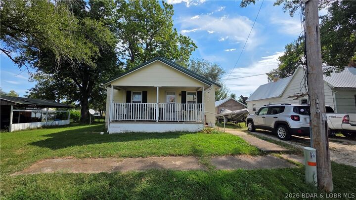 Property Photo:  410 S Oak St  MO 65084 