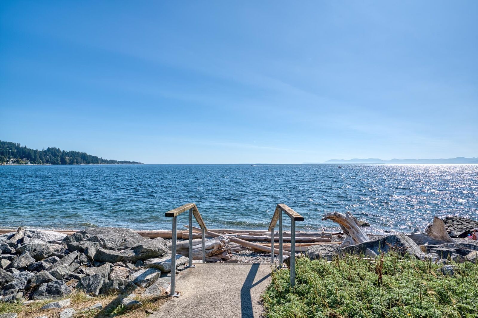 Property Photo:  5470 Inlet Avenue 202  BC V7Z 0H4 
