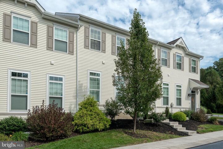 Property Photo: 703 Danforth Circle PA 17584