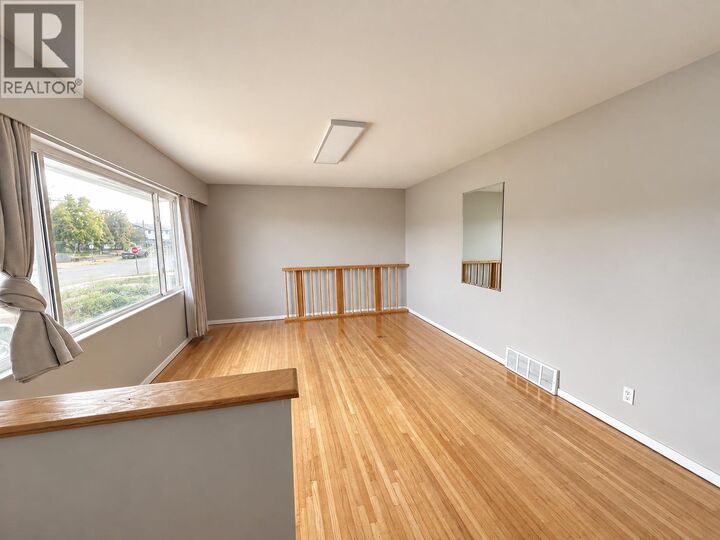 Property Photo:  872 Selkirk Avenue  BC V2B 1T9 