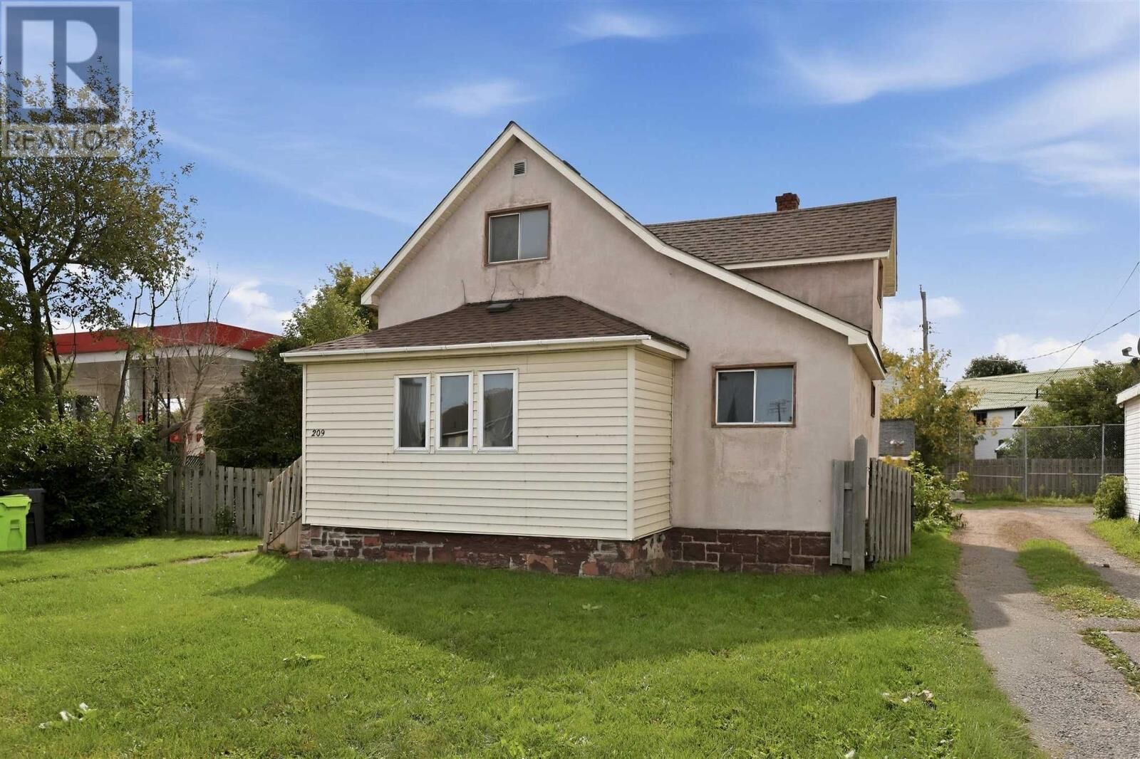 Property Photo: 209 Wellington St W ON P6A 1H5