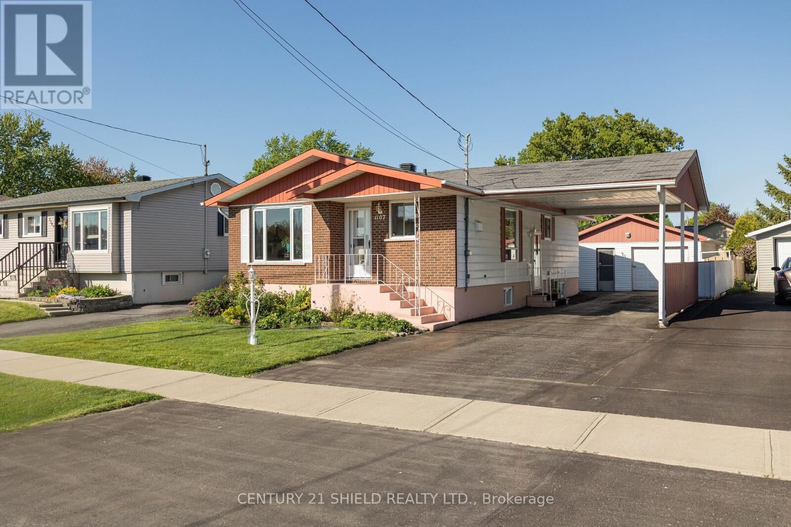 Property Photo: 1107 Grand Avenue ON K6H 4T6