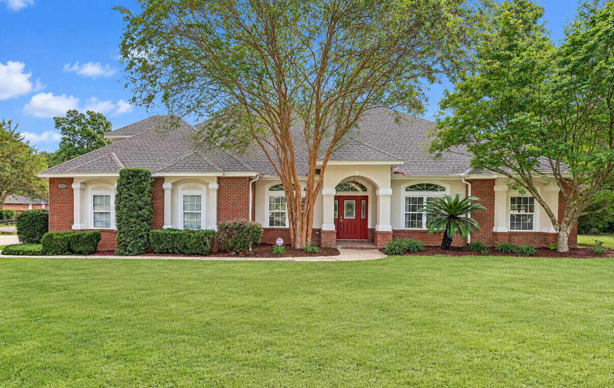 Property Photo: 5833 Hunting Meadows Drive FL 32536