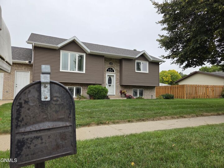 Property Photo:  1718 Billings Drive  ND 58504 