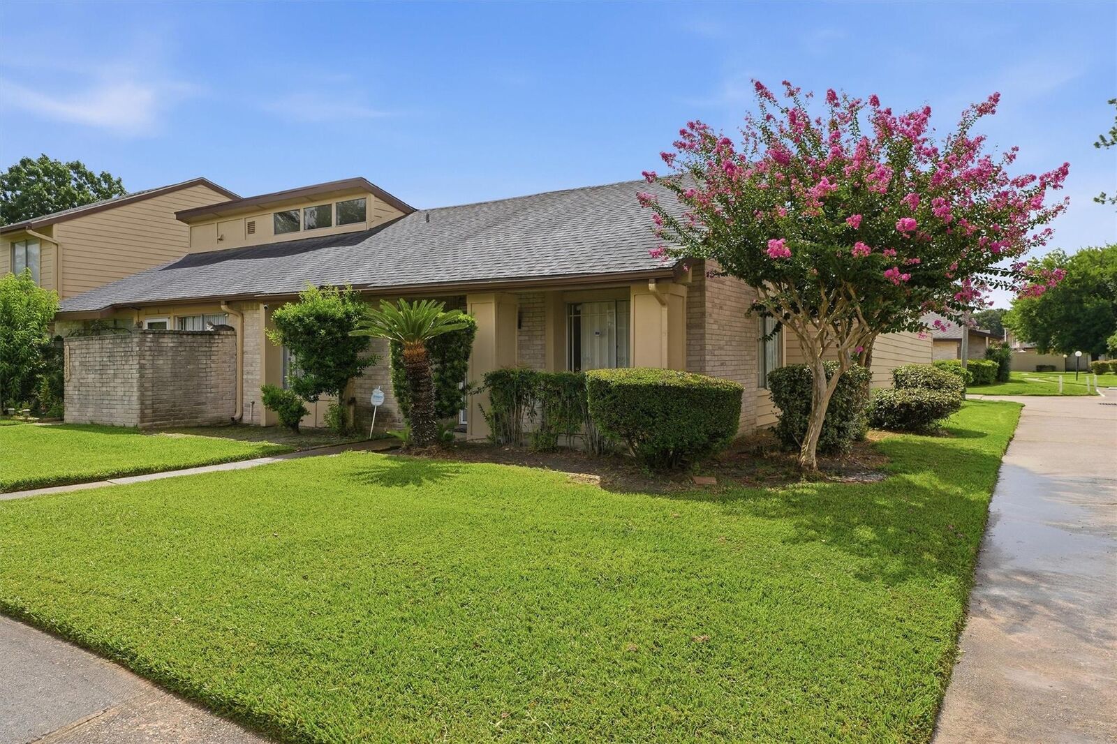 Property Photo:  10331 Huntington Place Drive 331  TX 77099 