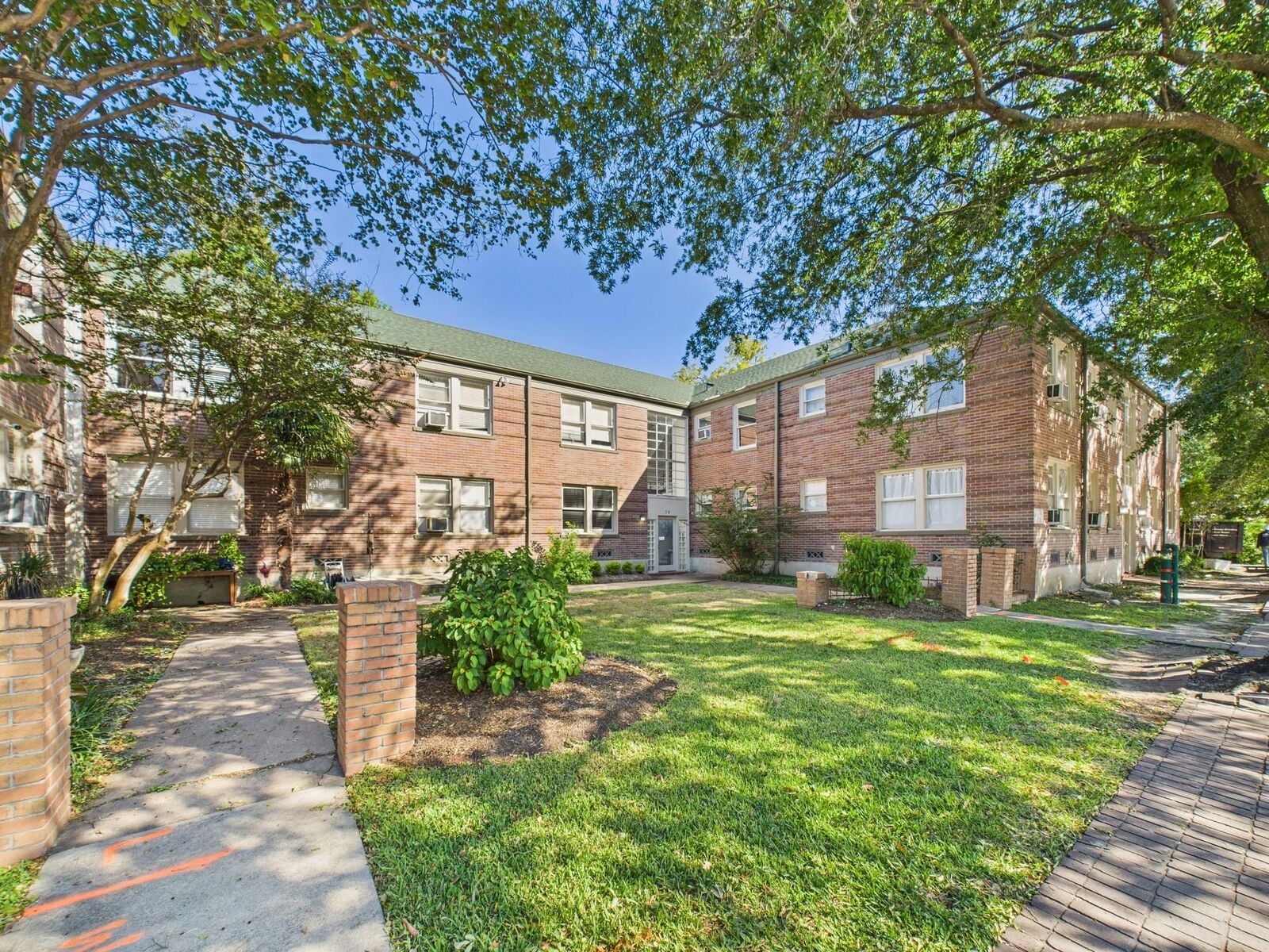 Property Photo: 1920 Richmond Avenue 8 TX 77098