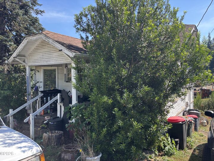Property Photo: 847 NW 5th Street OR 97391